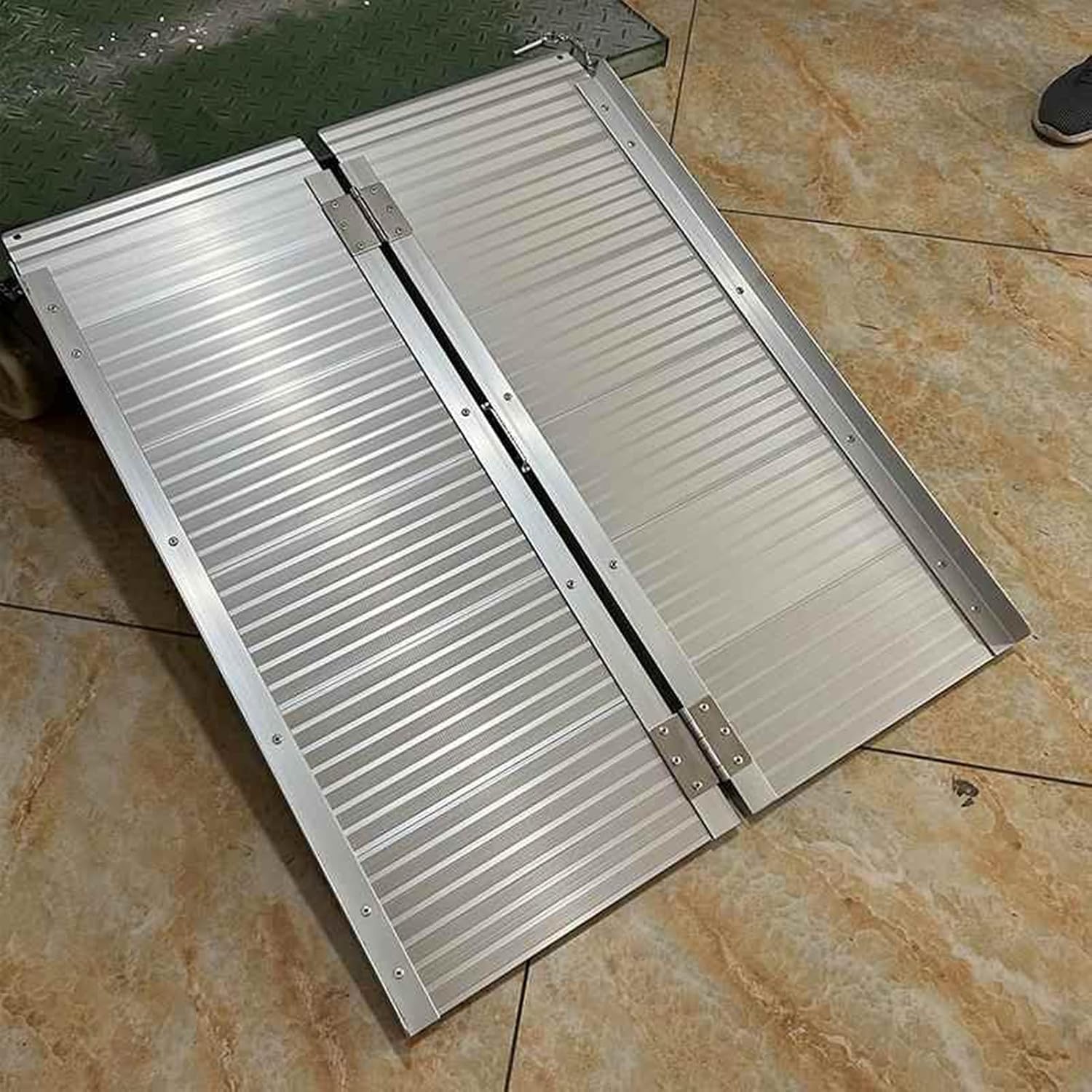 Portable Wheelchair Ramp-Lightweight Folding Ramp.Durable Aluminium,Carry Handle,No Tools Required,Threshold,Kerbs,Wheelchair,Scooter,Disability,Easy to Store