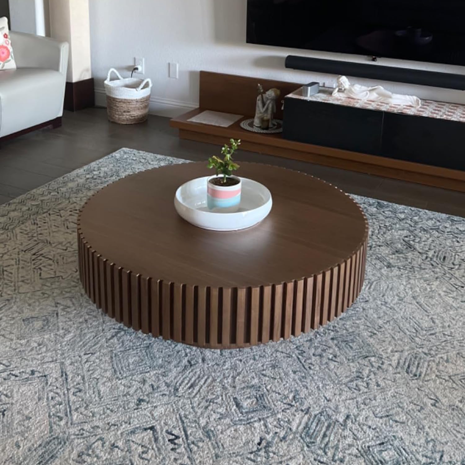 31.49'' Round Coffee Table Modern Wood Coffee Table for Living Room, Contemporary Circle Fluted Drum Style, Easy Assembly, Walnut (ø31.49'' x 13.77'')