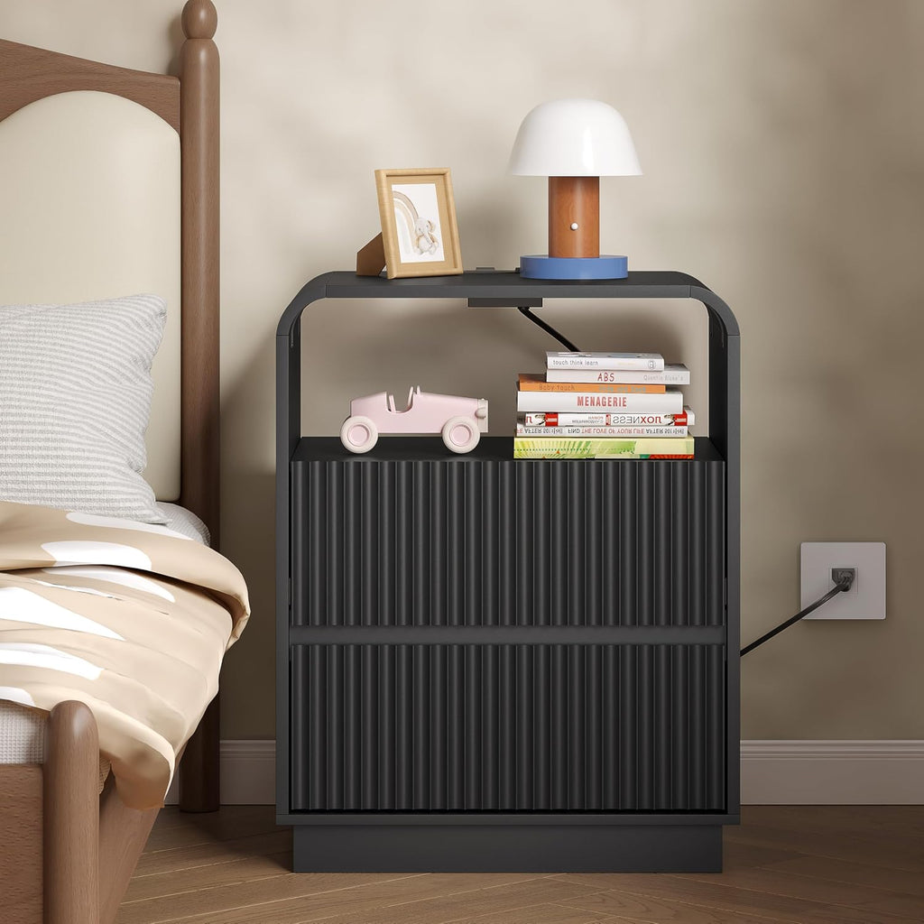BORNOON Dresser with 2 Drawers and Charging Station, Fluted Bedside Table with Round Curved Corner, Hidden Handles, 2 AC Outlets and 2 USB Ports, Modern Wood End Table with Open Shelf for Bedroom
