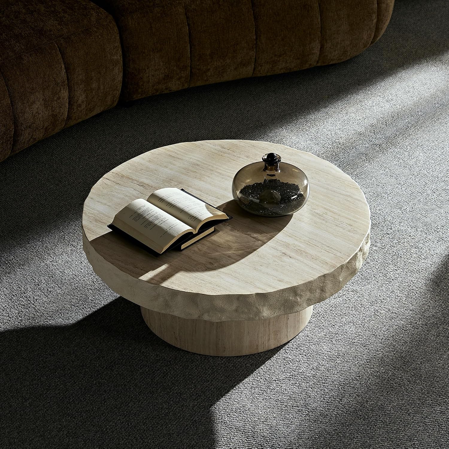 WILLIAMSPACE 31.69' Round Coffee Table with Faux Mars Pattern for Living Room, Modern Fiberglass Circle Travertine Center Table with Base, Faux Stone Tea Table for Apartment, No Need Assembly (Beige)